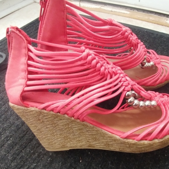 Peachy-pink wedges - Picture 2 of 5